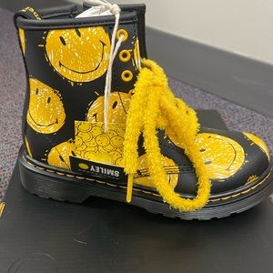 Junior 1460 Smiley Hydro Leather Lace up Boots